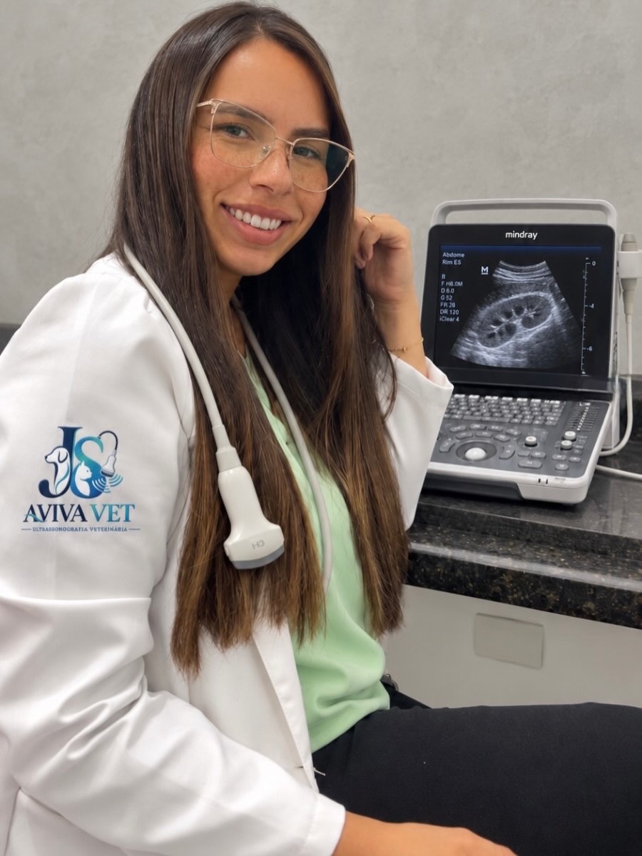 Dra. Jhennifer Souza ao lado do aparelho de ultrassom